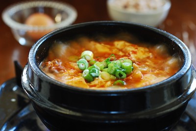 Sundubu jjigae | Stufato di tofu, frutti di mare e funghi alla coreana | Corea